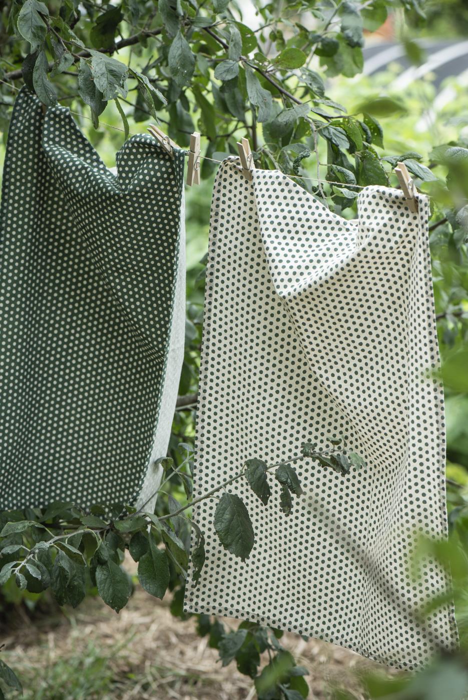 Geschirrtuch natur mit grünen Punkten