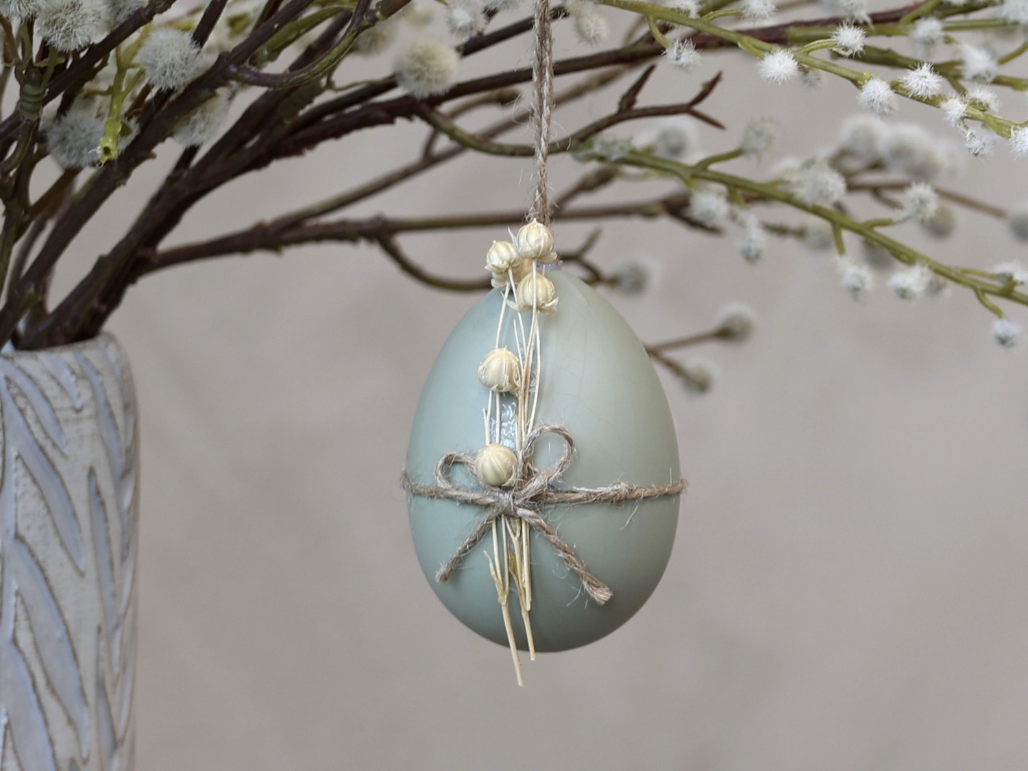 Osterei staubig grün mit getrockneter Blume