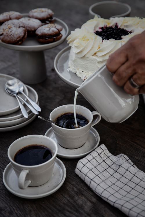 Tasse mit Unterteller FIKA sandgrau