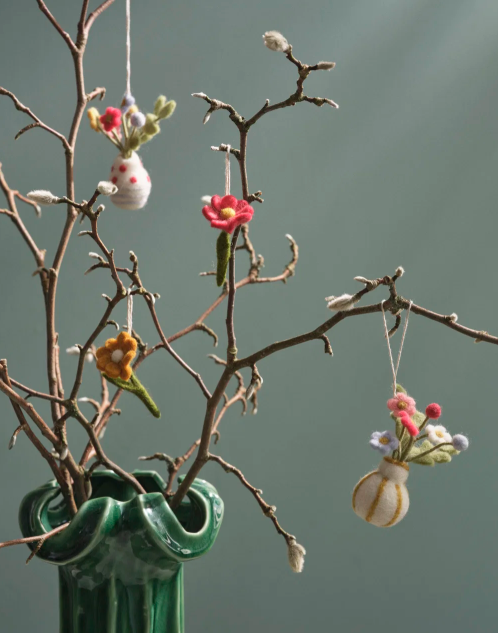 Vase mit Streifen und Blumen